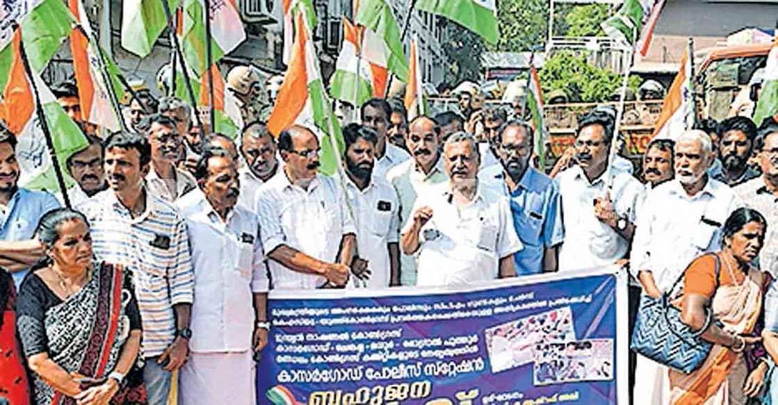 യൂത്ത് കോൺഗ്രസ് – കെഎസ്യു പ്രവർത്തകർക്കു നേരെയുള്ള അക്രമത്തിൽ പ്രതിഷേധിച്ച് വിവിധ കോൺഗ്രസ് മണ്ഡലം കമ്മിറ്റികളുടെ നേതൃത്വത്തിൽ കാസർകോട് ടൗൺ പൊലീസ് സ്റ്റേഷനിലേക്കു നടത്തിയ മാർച്ച് കെപിസിസി അംഗം പി.എ. അഷ്റഫ് അലി ഉദ്ഘാടനം ചെയ്യുന്നു. ചിത്രം: മനോരമ