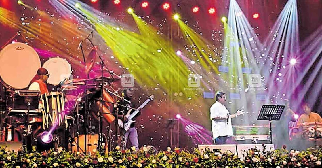ബേക്കൽ ബീച്ച്ഫെസ്റ്റിന്റെ ഭാഗമായി ശനിയാഴ്ച ശിവമണി, പ്രകാശ് ഉള്ളിയേരി, ശരത്ത് എന്നിവർ ചേർന്നു അവതരിപ്പിച്ച മ്യൂസിക്കൽ ഫ്യൂഷൻ ട്രയോ