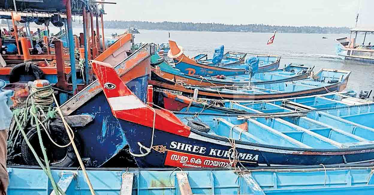 ഹർ‍ത്താൽ നടത്തി പരമ്പരാഗത വള്ളങ്ങൾ Kasargod News കാസർഗോഡ് വാർത്തക