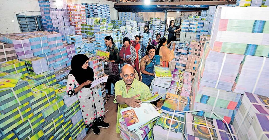textbooks-kasargod കാസർകോട് ഗവ. ഹൈസ്കൂൾ ഡിപ്പോയിലെത്തിച്ച പാഠപുസ്തകങ്ങൾ തരം തിരിച്ചുവയ്ക്കുന്നു.
ചിത്രം: മനോരമ