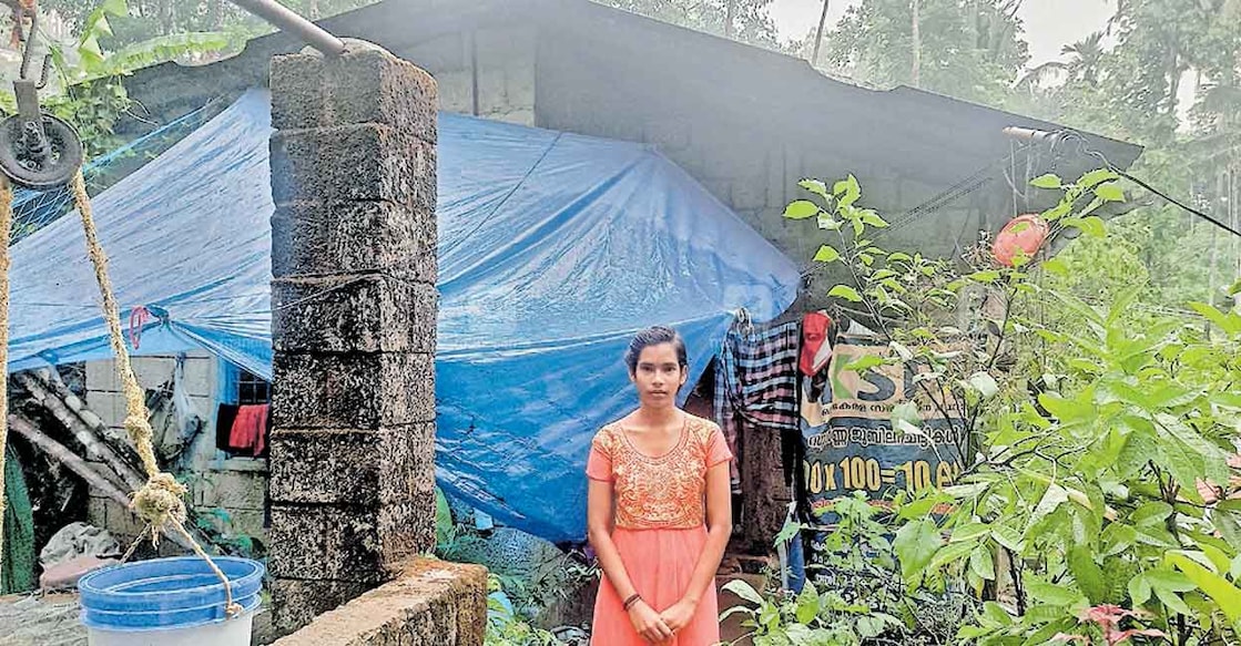 kasargod-plus-two-student സാധന രാംകുവർ ചിറ്റാരിക്കാൽ കാര കോളനിയിലെ വീടിനുമുന്നിൽ.