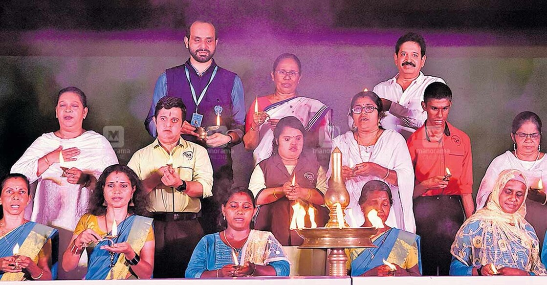 മജിഷ്യൻ ഗോപിനാഥ് മുതുകാടിന്റെ നേതൃത്വത്തിൽ കാസർകോട് ആരംഭിക്കുന്ന ഡിഫറന്റ്‌ ആർട് സെന്റർ യൂണിറ്റിന്റെ പ്രഖ്യാപനം നിർവഹിച്ച് തിരുവനന്തപുരം ഡിഫറന്റ്‌ ആർട്സ് സെന്ററിൽ നിന്നു കൊണ്ടുവന്ന ദീപം കുട്ടികളും അമ്മമാരും ചേർന്ന് എൻഡോസൾഫാൻ ഇരകളുടെ അമ്മമാർക്ക് കൈമാറി തെളിയിച്ചപ്പോൾ. ലോക ആരോഗ്യ സംഘടന ഭിന്നശേഷി വിഭാഗം നാഷനൽ ഓഫിസർ ഡോ. മുഹമ്മദ് അഷീൽ, കെ.കെ.ശൈലജ എംഎൽഎ, മജിഷ്യൻ ഗോപിനാഥ് മുതുകാട് എന്നിവർ സമീപം.          ചിത്രം: മനോരമ  

