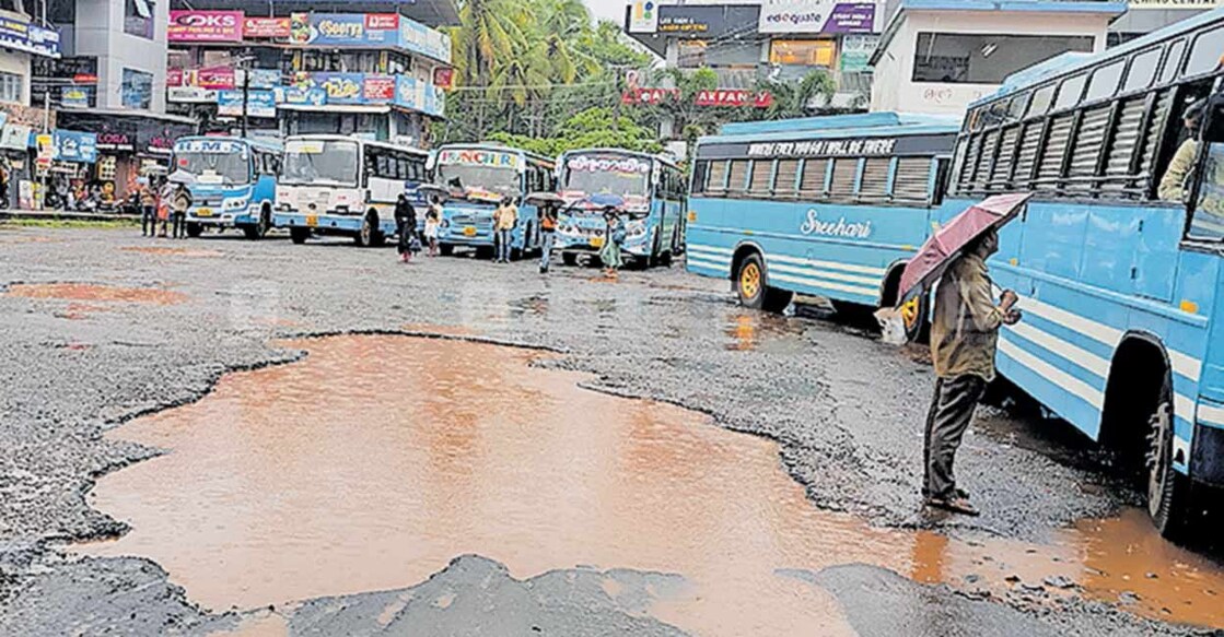 കാഞ്ഞങ്ങാട് ബസ് സ്റ്റാൻഡിൽ രൂപപ്പെട്ട കുഴികൾ  