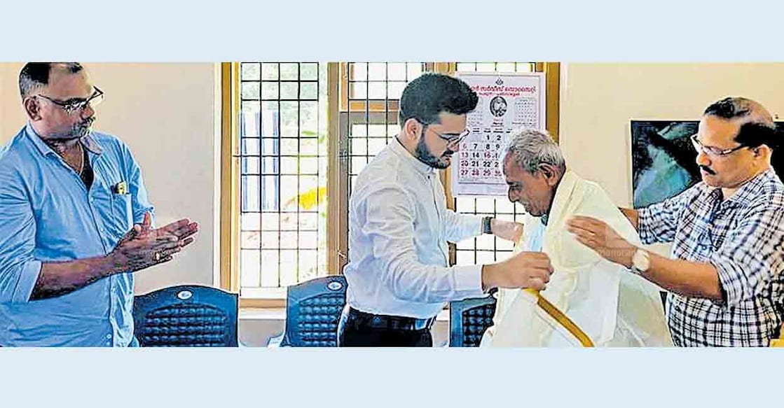 സ്വാതന്ത്ര്യദിനത്തിൽ ഗോവൻ വിമോചന സമര സേനാനി പുല്ലൂർ തടത്തിലെ എ. ഗോപാലൻ നായരെ സബ് കലക്ടർ സൂഫിയാൻ അഹമ്മദ് വീട്ടിലെത്തി ആദരിക്കുന്നു.