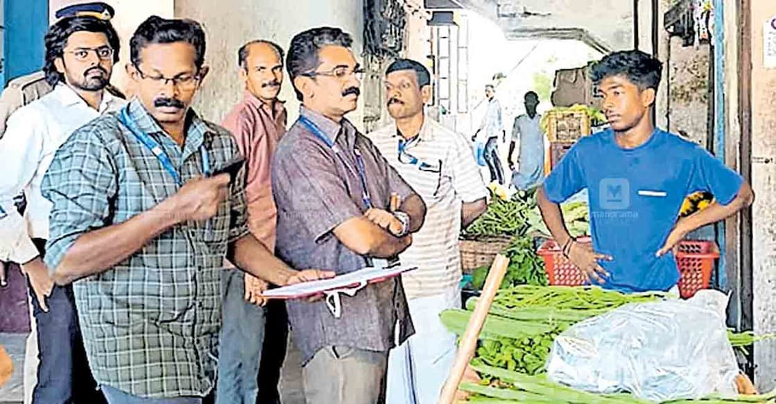 ഉത്സവകാലത്തെ വിലക്കയറ്റം, കരിഞ്ചന്ത, പൂഴ്ത്തിവയ്പ് എന്നിവ തടയുന്നതിന്റെ ഭാഗമായി എഡിഎമ്മിന്റെ നേതൃത്വത്തിൽ പച്ചക്കറി മാർക്കറ്റിൽ നടന്ന പരിശോധന 