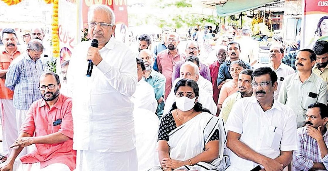 
കേരള ഖാദി ഗ്രാമ വ്യവസായ ബോർഡ്, പയ്യന്നൂർ ഖാദി കേന്ദ്രം, ജില്ലാ ഖാദി ഗ്രാമവ്യവസായ ഓഫിസ് എന്നിവയുടെ ഓണം ഖാദി മേളയുടെ ജില്ലാതല ഉദ്ഘാടനം ഖാദി ബോർഡ് വൈസ് ചെയർമാൻ പി. ജയരാജൻ നിർവഹിക്കുന്നു.  
