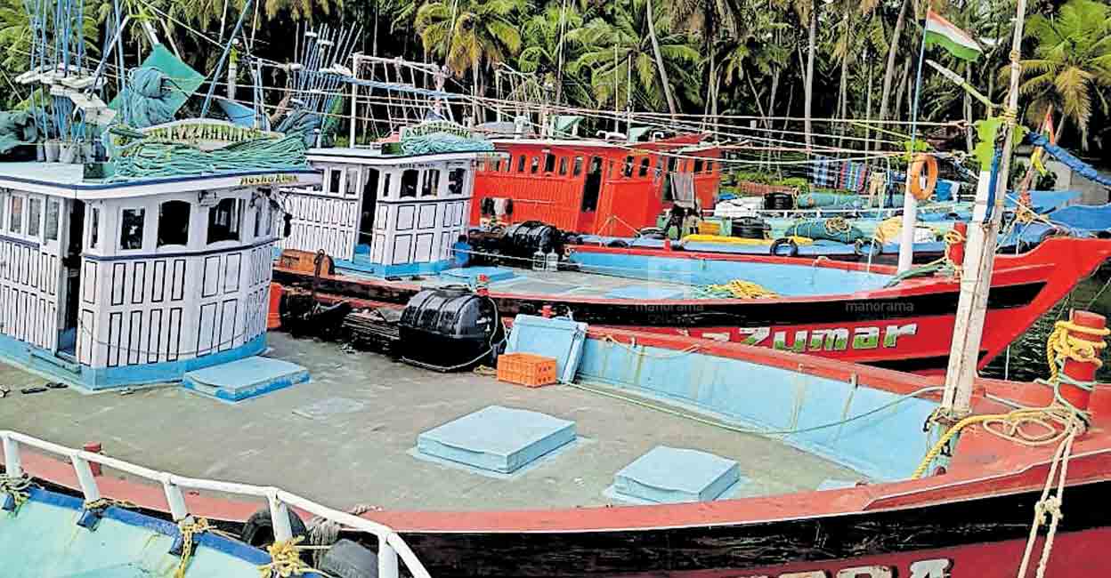 നിരോധിത വല ഉപയോഗിച്ച് മീൻപിടിത്തം 4 ബോട്ടുകൾ പിടിയിൽ; നടപടി കടുപ്പിച്ചു