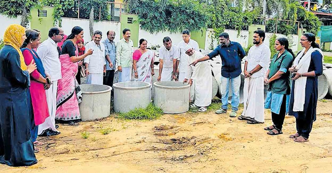 kasargod-Distribution-of-composting-units-in-Thrikaripur-Panchayat തൃക്കരിപ്പൂർ പഞ്ചായത്തിൽ കംപോസ്റ്റിങ് യൂണിറ്റുകൾ വിതരണം ചെയ്യുന്ന പദ്ധതി പ്രസിഡന്റ് വി.കെ.ബാവ ഉദ്ഘാടനം ചെയ്യുന്നു.