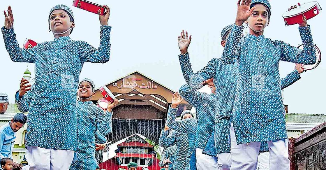 നബിദിനാഘോഷത്തിന്റെ ഭാഗമായി കാസർകോട് തളങ്കര മാലിക് ദീനാറിൽ നിന്നു പുറപ്പെട്ട റാലിയിൽ നിന്ന്.  