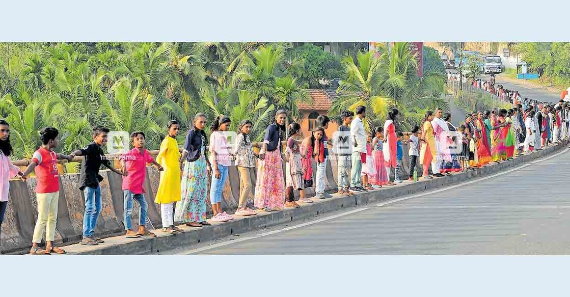 കേന്ദ്ര സർക്കാരിന്റെ അവഗണനക്കെതിരെ ഡിവൈഎഫ്ഐ നടത്തിയ മനുഷ്യച്ചങ്ങലയിൽ അണിചേർന്നവർ. കാസർകോട് ചളിയങ്കോട് പാലത്തിൽ നിന്നുള്ള കാഴ്ച.                             ചിത്രം: മനോരമ  
