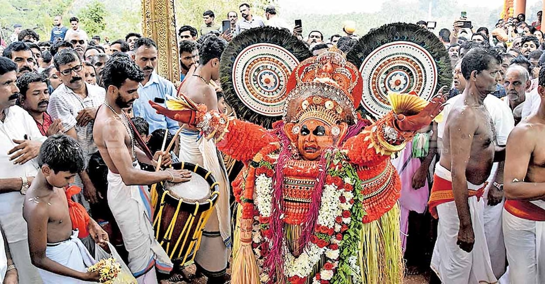 കാനത്തൂർ നാൽവർ ദൈവസ്ഥാനം കളിയാട്ടത്തിൽ കെട്ടിയാടിയ വിഷ്ണുമൂർത്തി തെയ്യം.  