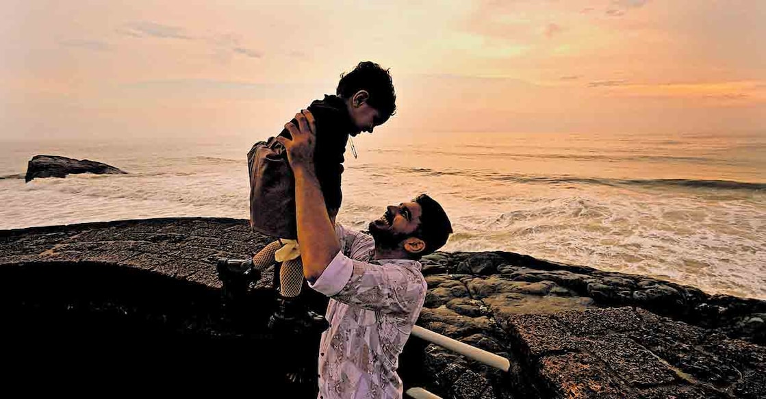 ബേക്കൽ ഫോർട്ടിൽ ഇന്നലെ വൈകുന്നേരം ആസ്വദിക്കുന്ന അച്ഛനും കുഞ്ഞും. ചിത്രം: അഭിജിത്ത് രവി/ മനോരമ