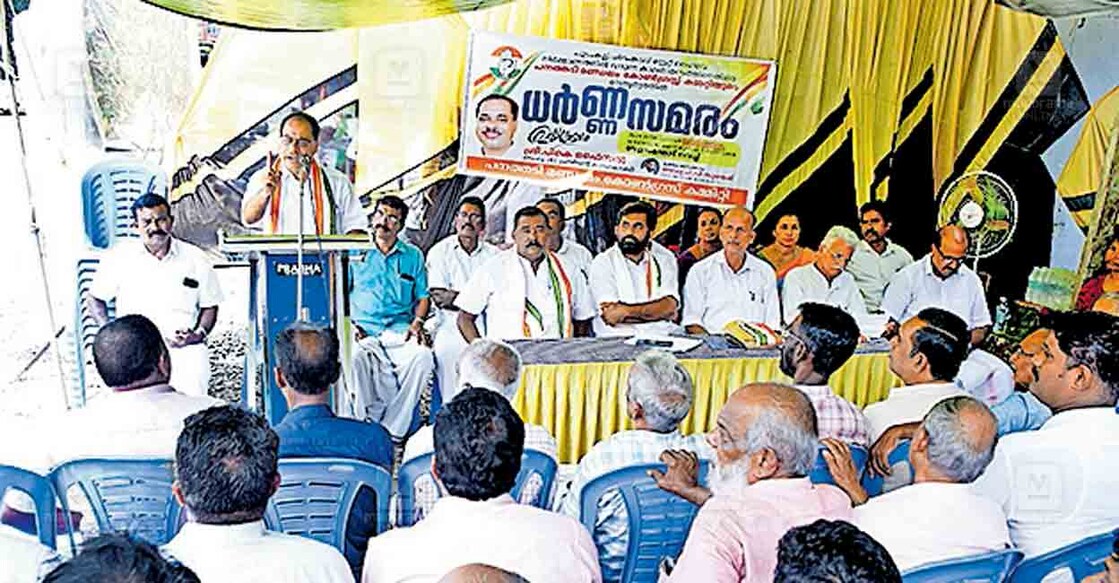 കാഞ്ഞങ്ങാട്- പാണത്തൂർ പാതയിൽ നിർമാണം പാതിവഴിയിലായ പൂടുംകല്ല് - ചിറങ്കടവ് ഭാഗത്തെ നവീകരണം അടിയന്തരമായി പൂർത്തീകരിക്കണം എന്നാവശ്യപ്പെട്ട് കോൺഗ്രസ് പനത്തടി മണ്ഡലം കമ്മിറ്റി സംഘടിപ്പിച്ച ധർണ ഡിസിസി പ്രസിഡന്റ് പി.കെ.ഫൈസൽ ഉദ്ഘാടനം ചെയ്യുന്നു.  