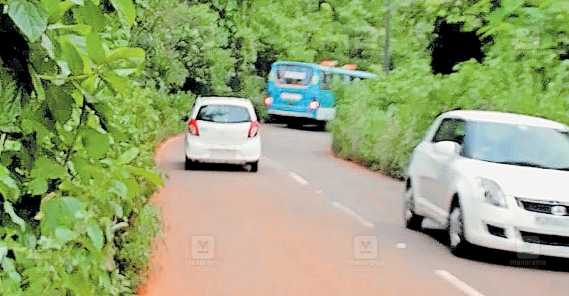 പരപ്പ കമ്മാടം റോഡിലെ ചീററവളവിൽ അപകട ഭീഷണിയായ റോഡരികിലെ കാടുകൾ