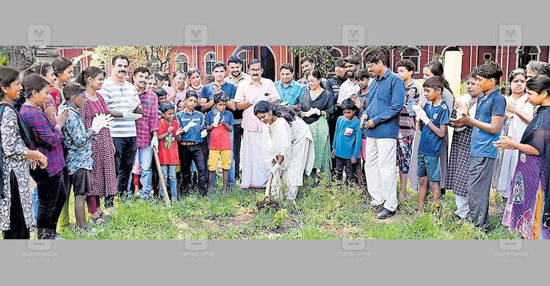 ജോയിന്റ് കൗൺസിൽ ജില്ലാ കമ്മിറ്റി ഗാന്ധിജയന്തി ദിനത്തിൽ ഒരു വർഷം നീണ്ട് നിൽക്കുന്ന പരിസര ശൂചീകരണ പരിപാടി ബേക്കൽ ബീച്ച് പരിസരത്ത് ബികെഎംയു സംസ്ഥാന ജനറൽ സെക്രട്ടറി ഗോവിന്ദൻ പള്ളിക്കാപ്പിൽ ഉദ്ഘാടനം ചെയ്യുന്നു.  

