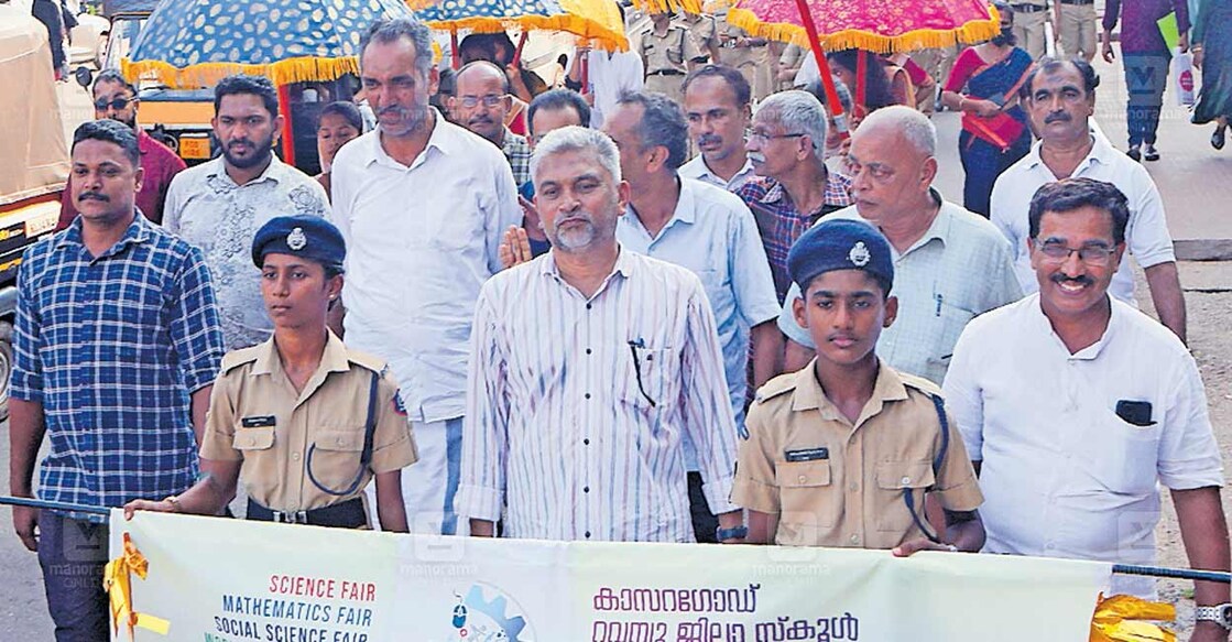 ചെമ്മനാട് ജമാഅത്ത് ഹയർസെക്കൻഡറി സ്കൂളിൽ നടക്കുന്ന ജില്ലാ ശാസ്ത്രോത്സവത്തിന്റെ മുന്നോടിയായി കാസർകോട് നിന്നാരംഭിച്ച വിളംബര ജാഥ.  
