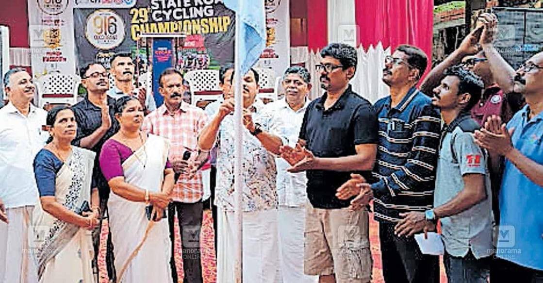 kasargod-cycling സംസ്ഥാന റോഡ് സൈക്ലിങ് ചാംപ്യൻഷിപ്പിനു ഇരിയണ്ണിയിൽ സൈക്ലിങ് അസോസിയേഷൻ ജില്ലാ പ്രസിഡന്റ് കെ.വി.വിജയകുമാർ പതാക ഉയർത്തുന്നു.