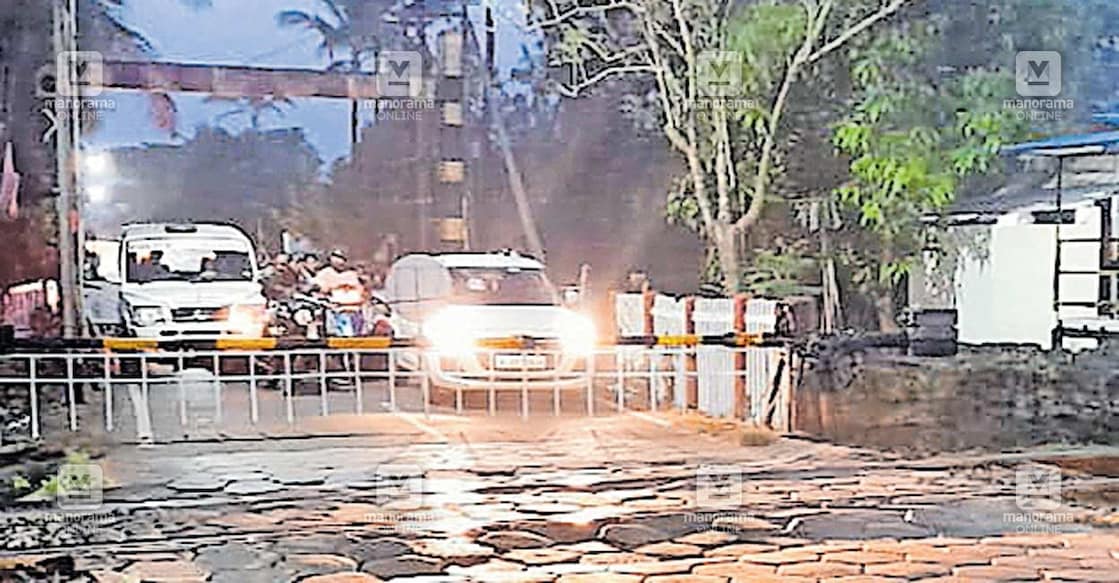 udhinoor-railwaygate നടക്കാവ്–ഉദിനൂർ–എടച്ചാക്കൈ പാതയിലെ റെയിൽവേ ഗേറ്റ് ഇന്നലെ സന്ധ്യക്ക് അടഞ്ഞു കിടന്നപ്പോഴുള്ള ദൃശ്യം.
