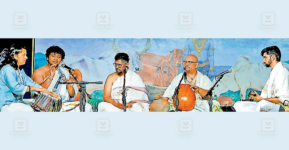 പെരിയ ഗോകുലം ഗോശാലയിലെ  ദീപാവലി സംഗീതോത്സവത്തിൽ ഘടം മാന്ത്രികൻ ഡോ. സുരേഷ് വൈദ്യനാഥനും സംഘവും അവതരിപ്പിച്ച കാമധേനു ലയവാദ്യ താളം.  