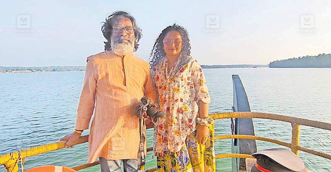 neeleswaram-houseboat-jharkhand-cm ജാർഖണ്ഡ് മുഖ്യമന്ത്രി ഹേമന്ത് സോറനും ഭാര്യ കൽപനയും ഹൗസ്ബോട്ട് സവാരിക്കിടെ.