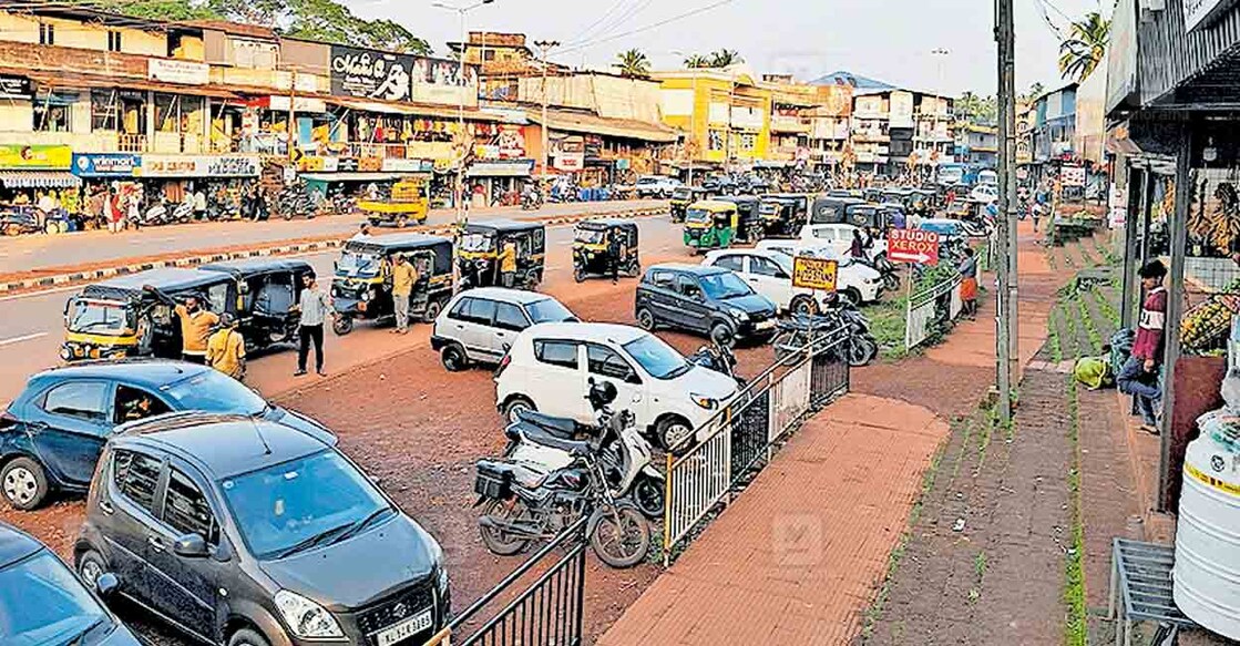 auto ബദിയടുക്ക ബസ് സ്റ്റാൻഡ് റോഡരികിൽ പാർക്ക് ചെയ്തിരിക്കുന്ന ഓട്ടോറിക്ഷകളും വ്യാപാര സ്ഥാപനങ്ങളിലെത്തിയ ഉപഭോക്താക്കളുടെ വാഹനങ്ങളും