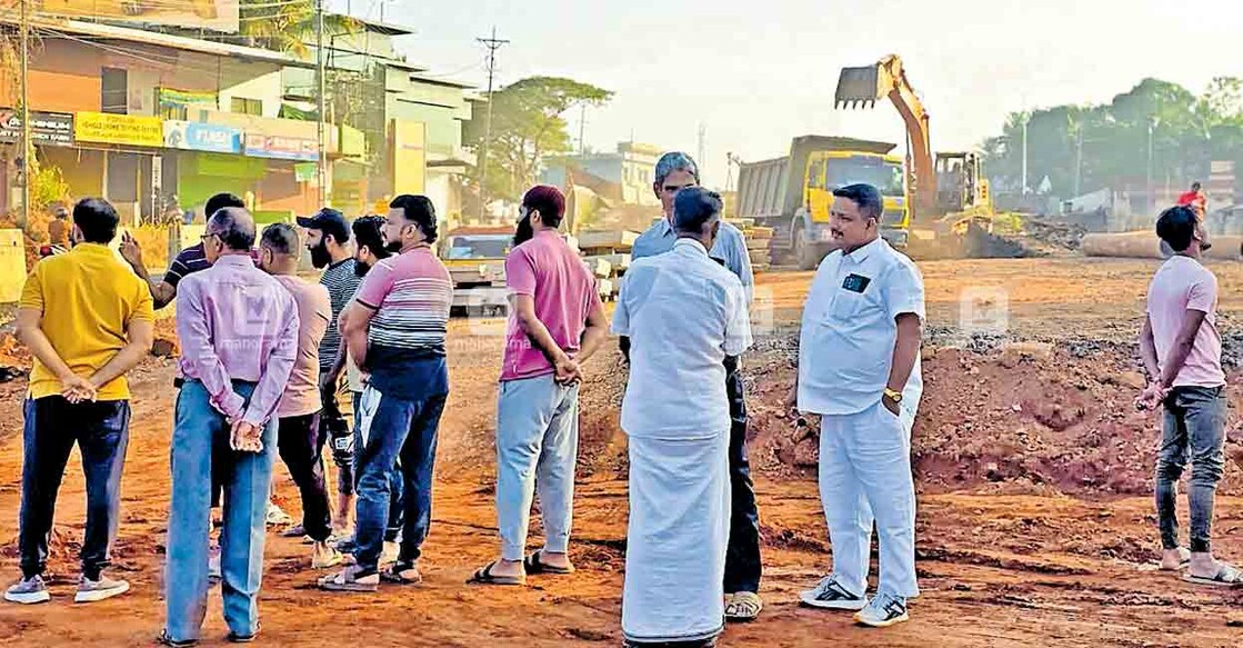 kasargod-under-passage- അണങ്കൂർ അടിപ്പാത ഉയരം 3 മീറ്ററായി ഉയർത്തണമെന്നാവശ്യപ്പെട്ട് ആക്ഷൻ കമ്മിറ്റിയുടെ
നേതൃത്വത്തിൽ നാട്ടുകാർ നിർമാണ പ്രവർത്തനങ്ങൾ തടഞ്ഞപ്പോൾ.