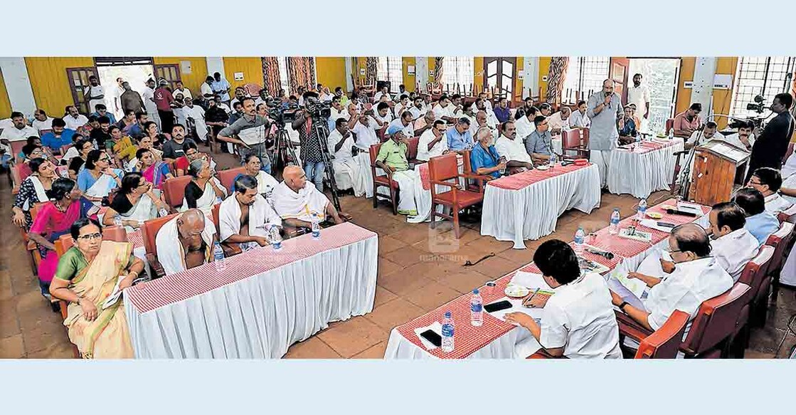 കെപിസിസി സമരാഗ്നി ജനകീയ പ്രക്ഷോഭയാത്രയുടെ ഭാഗമായി കാസർകോട് നടത്തിയ ജനകീയ ചർച്ചാ സദസ്സ്. 						ചിത്രം: മനോരമ 