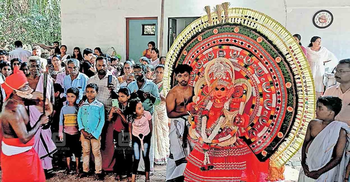 പെരളം ചാമുണ്ഡേശ്വരി കാവിൽ കെട്ടിയാടിയ മാപ്പിളയും ചാമുണ്ഡിയും തെയ്യങ്ങൾ.