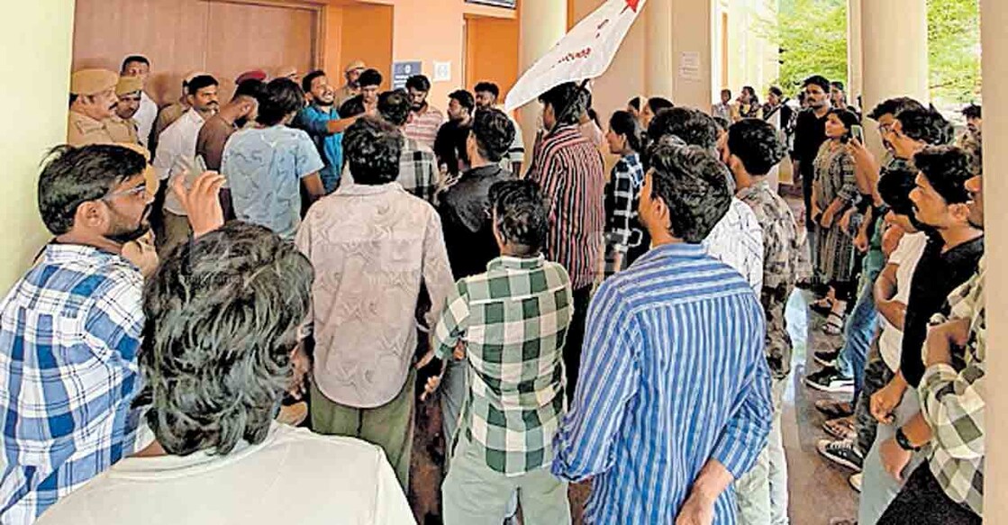 kasargod-university-strike ഗവേഷക വിദ്യാർഥിയുടെ പ്രവേശനം വൈകിപ്പിക്കുന്നുവെന്നാരോപിച്ചു കേന്ദ്ര സർവകലാശാലയിലെ അഡ്മിനിസ്ട്രേറ്റീവ് ബ്ലോക്കിൽ എസ്എഫ്ഐ നടത്തിയ ഉപരോധ സമരം.