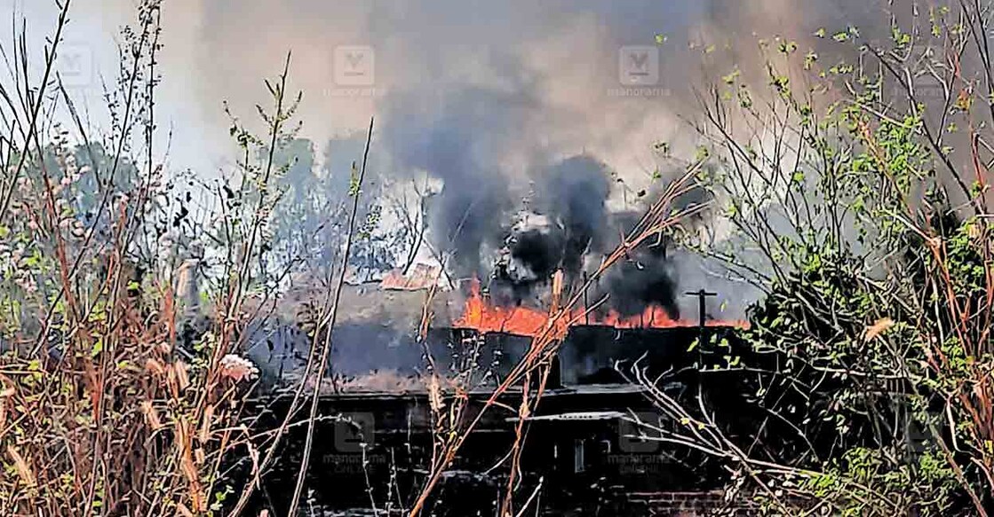 മംഗൽപാടി കുബന്നൂർ മാലിന്യ സംസ്കരണ കേന്ദ്രത്തിൽ ഇന്നലെയുണ്ടായ തീപിടിത്തം.  