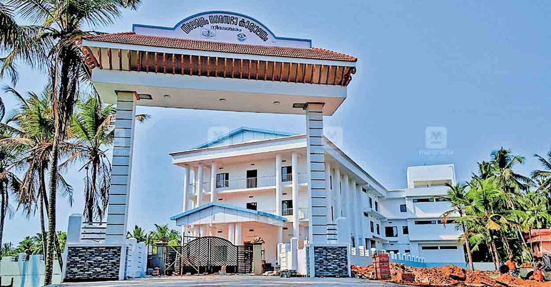 നീലേശ്വരം നഗരസഭയ്ക്കായി പണിത 3 നിലകളുള്ള ആസ്ഥാന മന്ദിരം.  