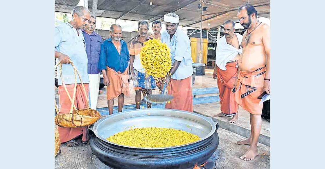  ചന്തേര മുച്ചിലോട്ട് ഭഗവതി ക്ഷേത്രം പെരുങ്കളിയാട്ട ദിനങ്ങളിലെ അന്നദാനത്തിനായി മാധവൻ കാരണവരുടെ നേതൃത്വത്തിൽ ഉപ്പേരി വറുത്തു കോരുന്നു.  
