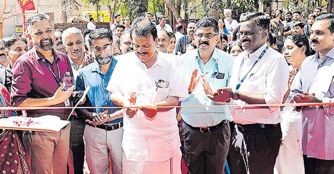 കേരള ശാസ്ത്ര കോൺഗ്രസിന്റെ ഭാഗമായി നടക്കുന്ന ദേശീയ ശാസ്ത്ര എക്സ്പോ കാസർകോട്ട് 
എൻ.എ.നെല്ലിക്കുന്ന് എംഎൽഎ ഉദ്ഘാടനം ചെയ്യുന്നു. 			ചിത്രം: മനോരമ  