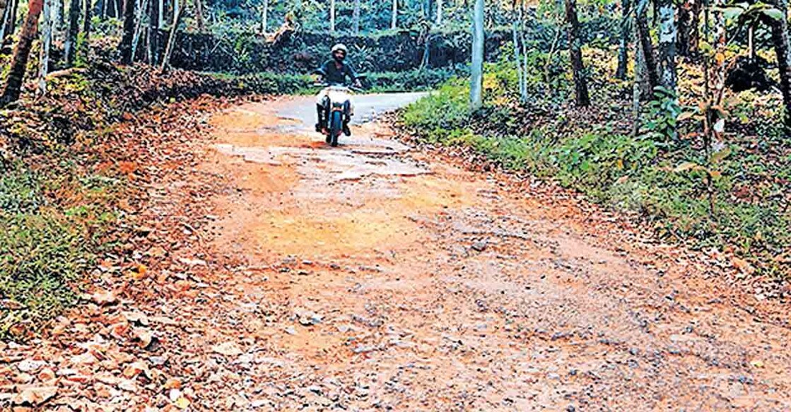 തകർന്നുകിടക്കുന്ന കൊല്ലാട–ആയന്നൂർ റോഡ്.  