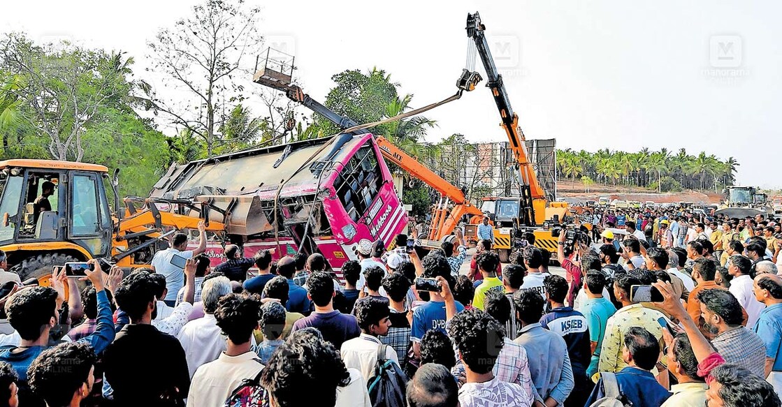 ദേശീയപാതയിൽ പെരിയ ചാലിങ്കാൽ മൊട്ടയ്ക്കു സമീപം അപകടത്തിൽപെട്ട ബസ് ക്രെയിൻ ഉപയോഗിച്ച് ഉയർത്തുന്നു.                                                                                 ചിത്രം: മനോരമ  