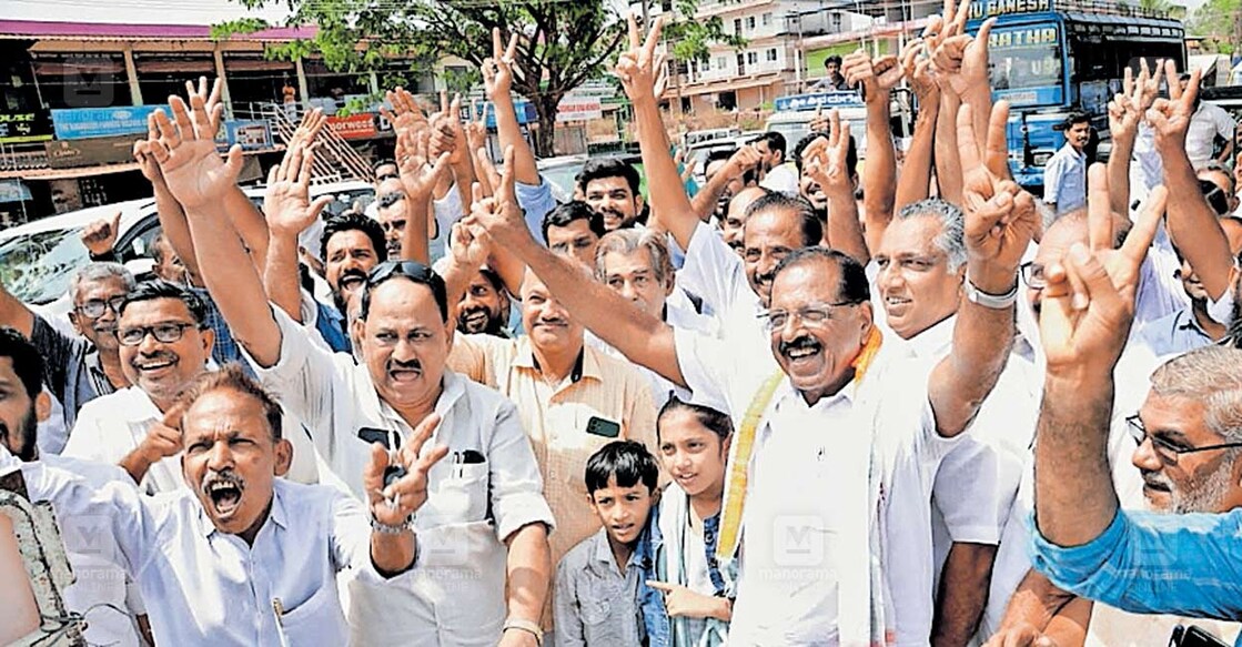 യുഡിഎഫ് സ്ഥാനാർഥി രാജ്മോഹൻ ഉണ്ണിത്താൻ നെല്ലിക്കട്ടയിൽ പ്രവർത്തകരോടൊപ്പം.  