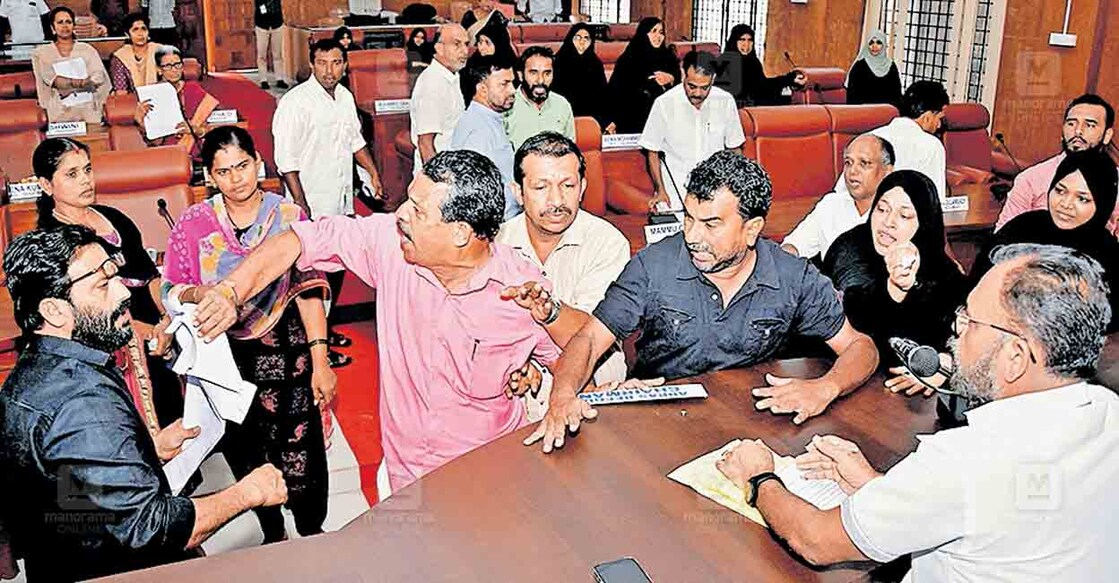 കാസർകോട് നഗരസഭ ഭരണസമിതി യോഗത്തിലുണ്ടായ പ്രതിഷേധത്തിനിടെ ചെയർമാൻ അബ്ബാസ് ബീഗം വായിക്കുകയായിരുന്ന അജൻഡ കോപ്പി ബിജെപിയിലെ പി.രമേശ് തട്ടിയെടുക്കുന്നു.  
