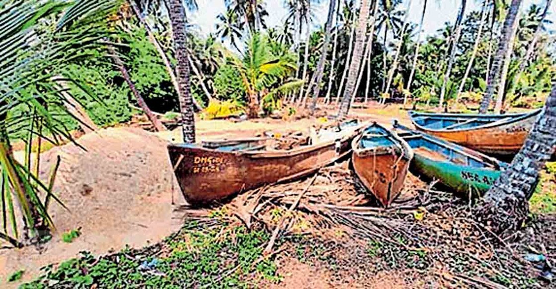 ജിയോളജി വകുപ്പ് കസ്റ്റഡിയിൽ എടുത്ത മണലും തോണികളും.