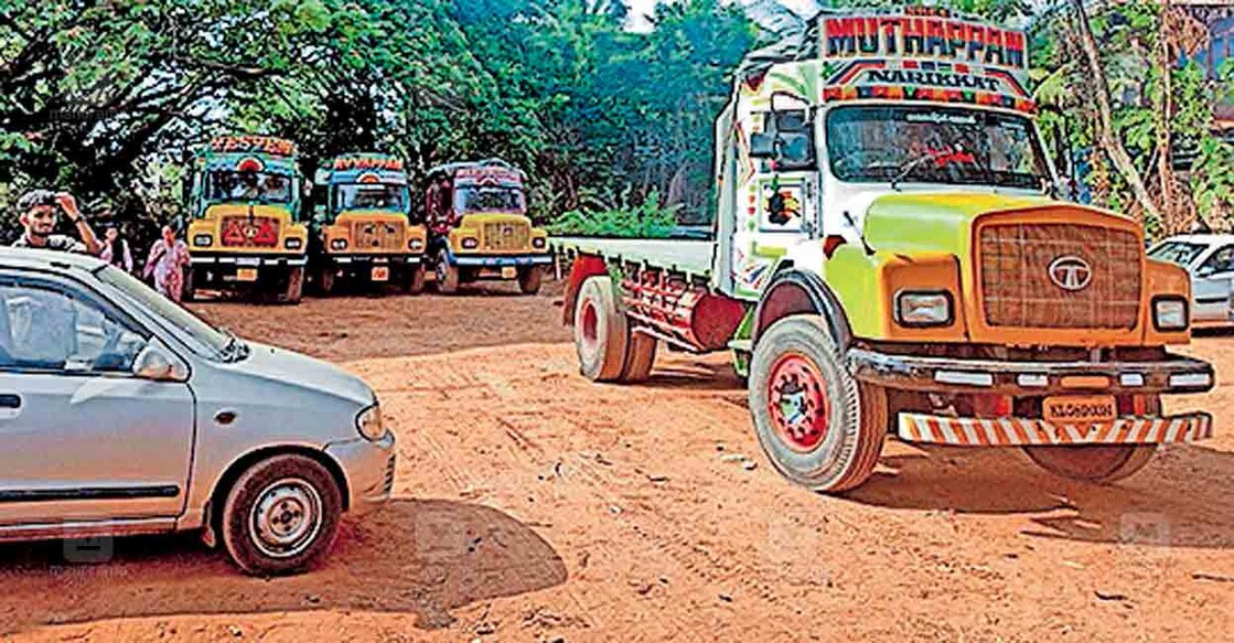 നീലേശ്വരം റെയിൽവേ സ്റ്റേഷനു കിഴക്കുഭാഗത്ത് മലയോര യാത്രക്കാർക്കായി ഒരുക്കിയ പാർക്കിങ് സ്ഥലത്ത് ചരക്കുലോറികൾ നിർത്തിയിട്ടിരിക്കുന്നു. 
