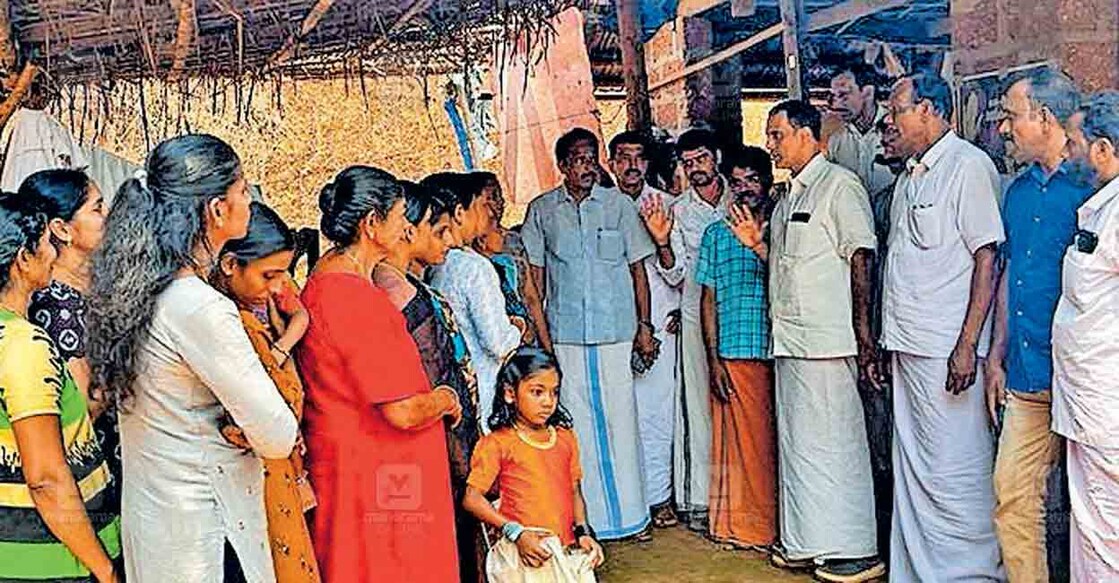 kasargod-kpcc-member-hakim-kunnil മനോരമ വാർത്തയെത്തുടർന്ന് ഉദുമ മേൽബാരയിലെ അംബികയുടെ വീട്ടിലെത്തിയ കെപിസിസി അംഗം ഹക്കീം കുന്നിൽ, ജനശ്രീ ജില്ലാ ചെയർമാൻ കെ.നീലകണ്ഠൻ എന്നിവരുടെ നേതൃത്വത്തിലുള്ള
സംഘം കുടുംബാംഗങ്ങളുമായി സംസാരിക്കുന്നു.