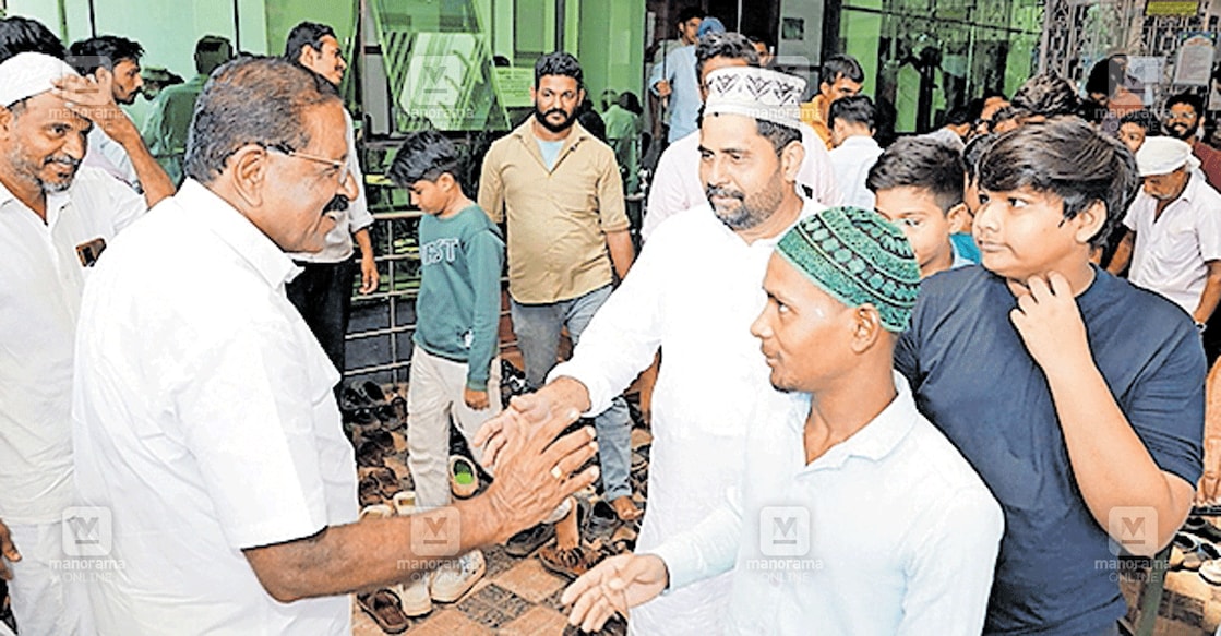 യുഡിഎഫ് സ്ഥാനാർഥി രാജ്മോഹൻ ഉണ്ണിത്താൻ പിലാത്തറ ബദർ ജുമാ മസ്ജിദിൽ ജുമുഅ നമസ്കാരത്തിനു ശേഷം പുറത്തേക്ക് വരുന്ന വിശ്വാസികളോട് വോട്ട് അഭ്യർഥിക്കുന്നു.  
