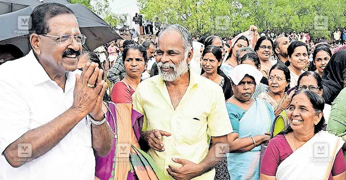 കാസർകോട് മണ്ഡലം യുഡിഎഫ് സ്ഥാനാർഥി രാജ്മോഹൻ ഉണ്ണിത്താൻ മാടായിക്കാവ് പൂരംകുളി നടന്ന വടുകുന്ദ തടാകക്കരയിലെത്തി വോട്ടർമാരെ കണ്ടപ്പോൾ. ചിത്രം: മനോരമ  
