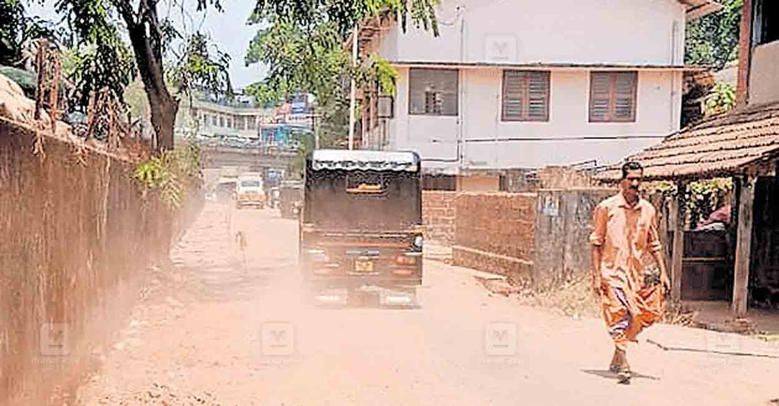 നീലേശ്വരം എഫ്സിഐ റോഡിലെ പൊടിപടലം.  