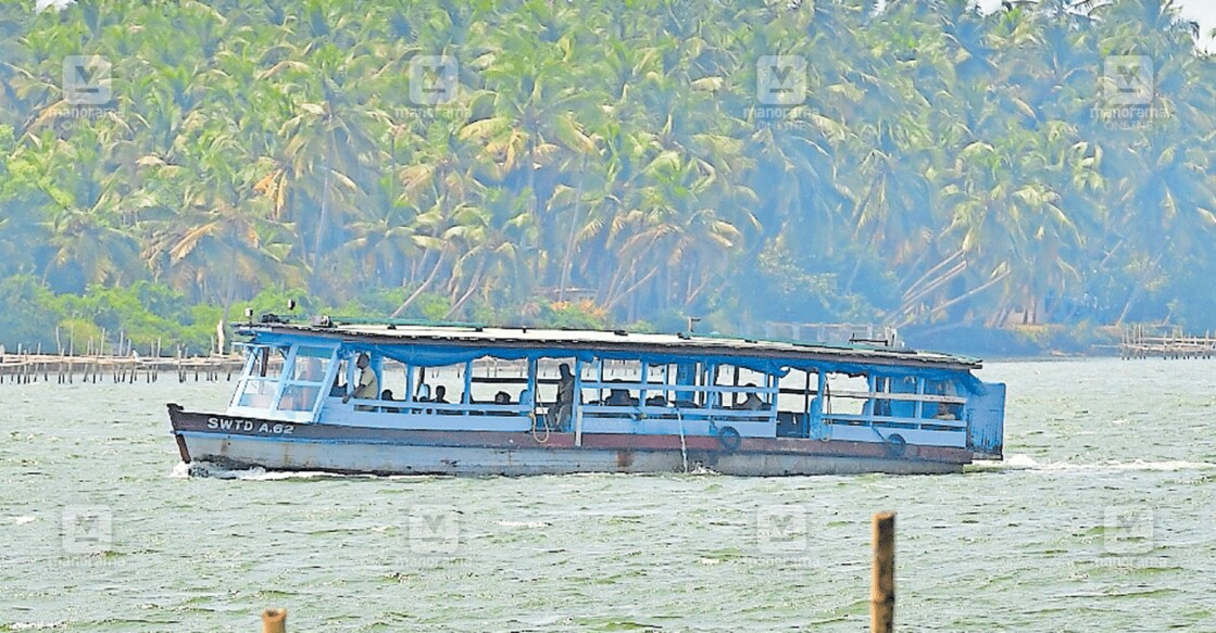 കവ്വായി കായലിൽ ഓട്ടം നടത്തുന്ന ജലഗതാഗത വകുപ്പിന്റെ A 62 ബോട്ട്.  (ഫയൽ ചിത്രം)  