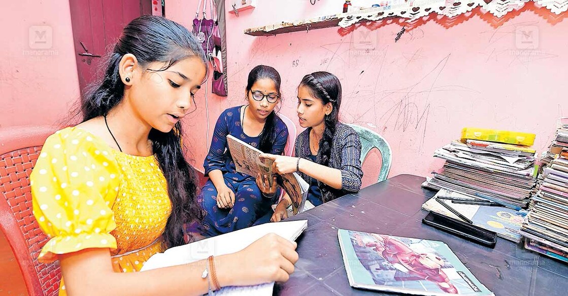 എസ്എസ്എൽസി പരീക്ഷയ്ക്കു തയാറെടുക്കുന്ന മധ്യപ്രദേശ് സ്വദേശിനികളും സഹോദരിമാരുമായ പൂജയും നിഷയും കാജലും. കാസർകോട് ഇടവുങ്കാലിലെ ക്വാർട്ടേഴ്സിൽ താമസിക്കുന്ന ഇവർ ബേക്കൽ ഗവ.ഫിഷറീസ് ഹയർ സെക്കൻഡറി സ്കൂളിലെ വിദ്യാർഥിനികളാണ്.  ചിത്രം: മനോരമ  