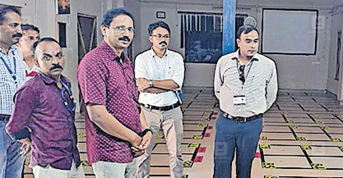 election-work-team കുമ്പള ഗവ. ഹയർ സെക്കൻഡറി സ്കൂളിലെ സ്ട്രോങ് റൂം തിരഞ്ഞെടുപ്പ് പൊതുനിരീക്ഷകൻ റിഷിരേന്ദ്ര കുമാർ സന്ദർശിക്കുന്നു.
