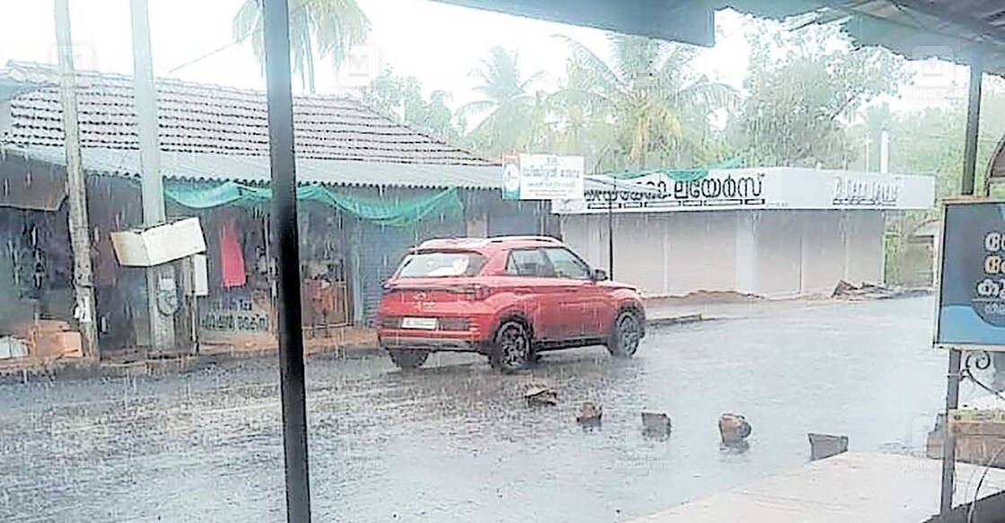 summer-rain കത്തുന്ന വേനലിൽ ആശ്വാസമേകി പെയ്തിറങ്ങിയ വേനൽമഴ. കടുമേനി ടൗണിൽനിന്നുള്ള കാഴ്ച.