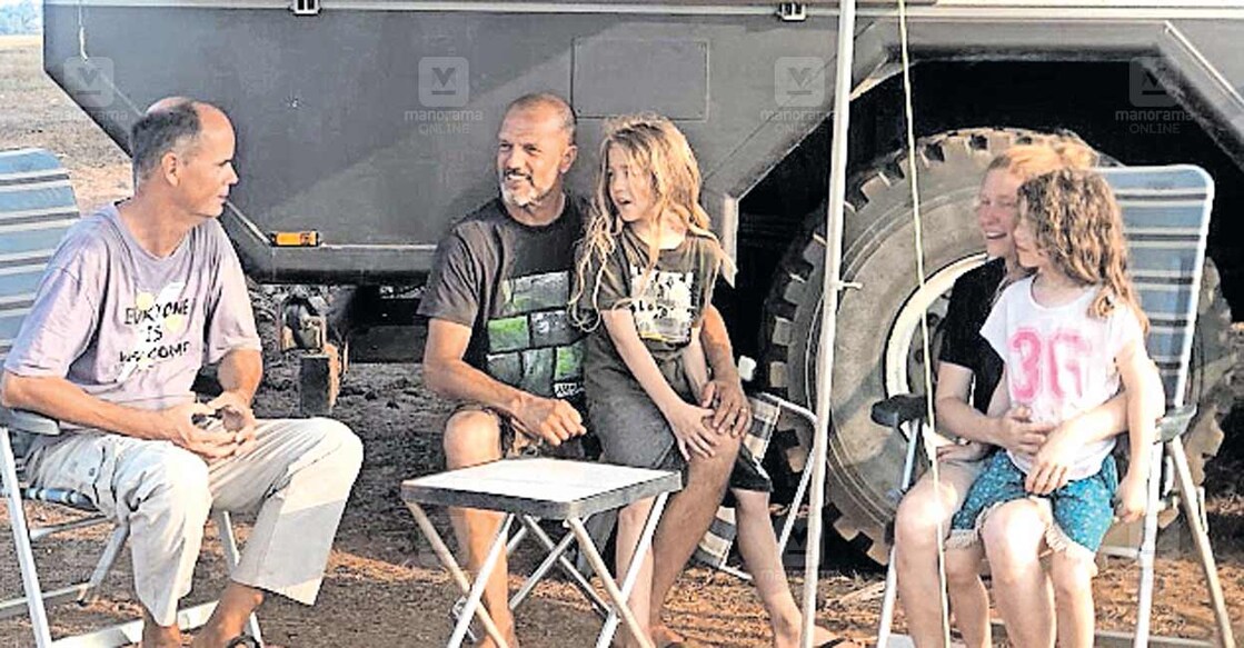 germans കാരവനിൽ ലോകം ചുറ്റാനിറങ്ങിയ ജർമനിയിൽ നിന്നുള്ള കാർസ്റ്റണും തിമൂറും കുടുംബവും ബേക്കൽ റെഡ് മൂൺ ബീച്ച് പാർക്കിൽ