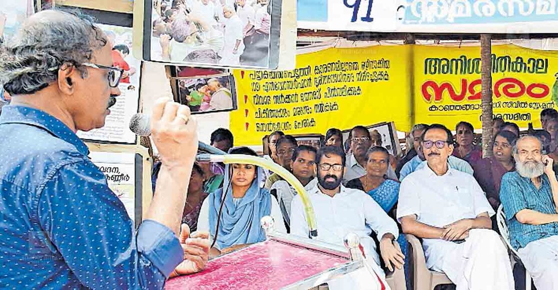kasargod-ambikasudhan മിനി സിവിൽ സ്റ്റേഷന് മുൻപിൽ എൻഡോസൾഫാൻ ദുരിതബാധിതരുടെ അമ്മമാർ നടത്തുന്ന സമരത്തിന് പിന്തുണയുമായി നടത്തിയ ഐക്യദാർഢ്യ ഉപവാസം സാഹിത്യകാരൻ ഡോ. അംബികാസുതൻ മാങ്ങാട് ഉദ്ഘാടനം ചെയ്യുന്നു.