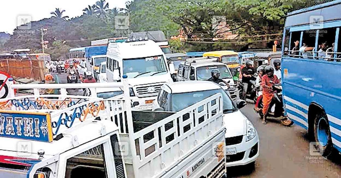 കാസർകോട് നഗരത്തിൽ അനുഭവപ്പെട്ട ഗതാഗതക്കുരുക്ക്.  